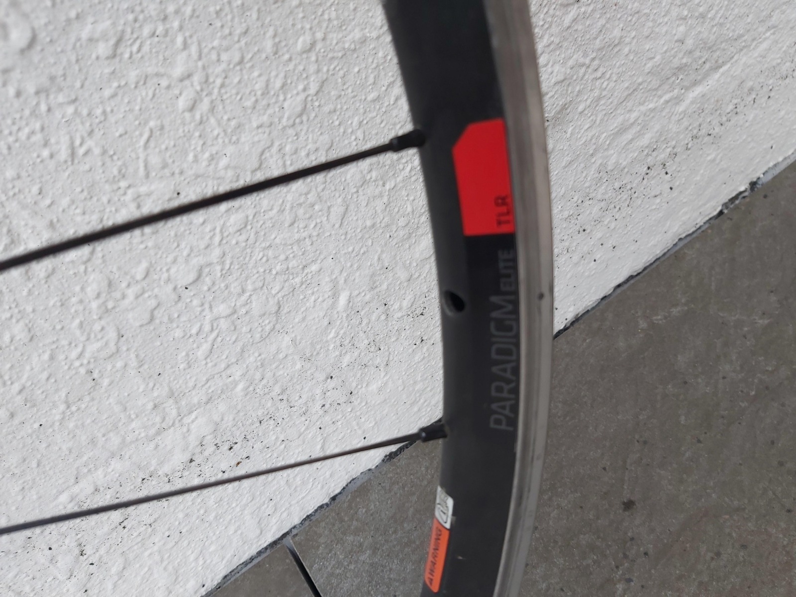 bontrager paradigm elite tlr road wheel